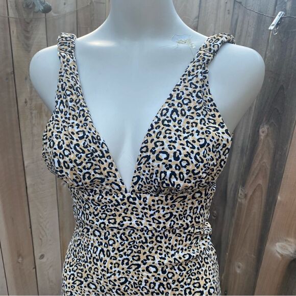 ASOS DESIGN plunge maxi dress in animal print size 0 - Picture 7 of 14